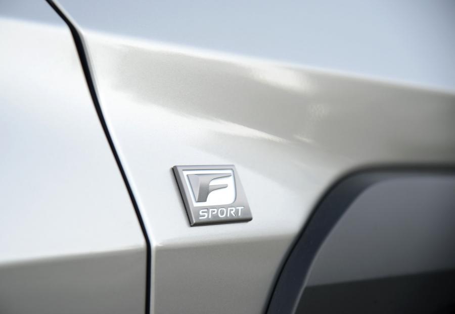 Детали экстерьера Lexus UX200 F-Sport 2019 года  (ZA) (фото 33 из 39)
